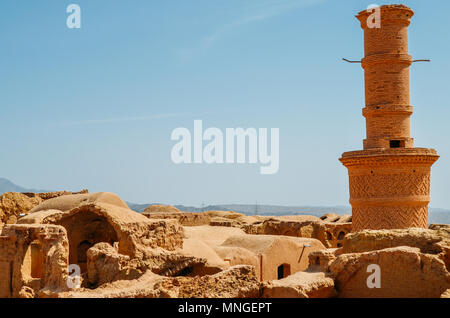 Windcatcher Towers è un tradizionale Persiano elemento architettonico per creare una ventilazione naturale negli edifici, città vecchia Yazd Iran. Foto Stock