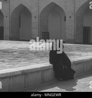 Tradizionalmente Vestiti donna più anziana in un chador anteriore della moschea Jameh, Masjed-ho Jame' Moschea, Yazd, Iran il 24 aprile 2018 Foto Stock