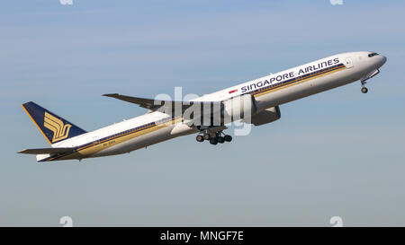 AMSTERDAM-SCHIPHOL - Feb 16, 2016: Singapore Airlines Boeing 777 passeggero aereo decollare dall'aeroporto di Schiphol Foto Stock