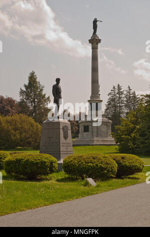 GETTYSBURG, PENNSYLVANIA 5-15-2018 La New York monumento dietro il maggiore generale John Reynolds statua nel Cimitero Nazionale di Gettysburg Foto Stock