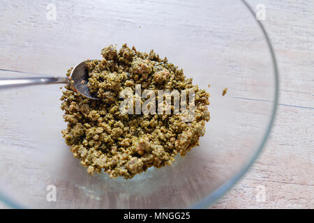 Pezzo di cioccolato tè verde Matcha pasta biscotto, tavolo in legno Foto Stock