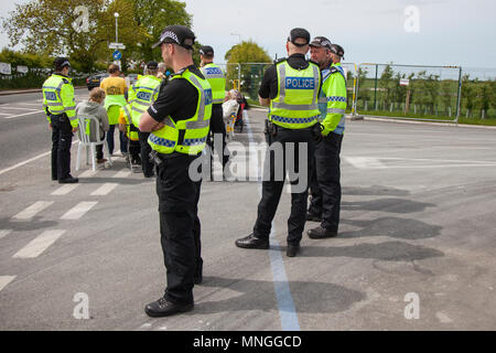 Le proteste continuano a Caudrilla shale gas sito di esplorazione a Preston New Road, vicino a poco Plumpton. La società ha completato la prima mai trapanati orizzontalmente bene in scisto Pronto per test fracking per iniziare entro la fine di quest'anno e ha completato il primo trapanati orizzontalmente bene in scisto Pronto per test fracking entro la fine di quest'anno. Foto Stock