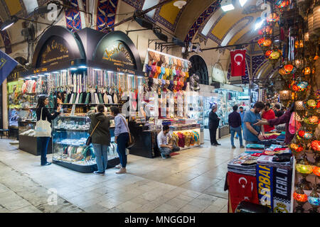 I turisti in Gran Bazaar Kapali Carsi, Sultanahmet, Istanbul, Turchia Foto Stock
