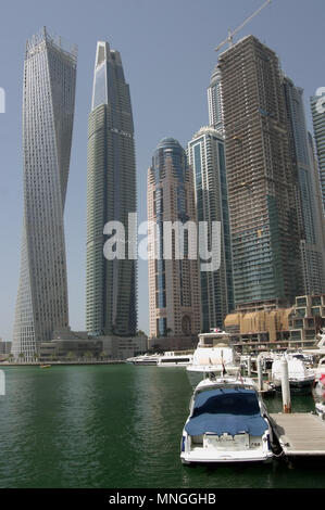 Dubai, Emirati Arabi Uniti - 21 aprile 2018. Alta aghi di grattacieli del business city centre, situato nei pressi del porto e la banchina di ormeggio per elite Foto Stock