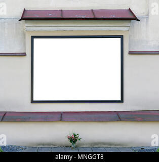 Un messaggio vuoto bordo pende sulla rovinato il giallo muro intonacato di una vecchia chiesa. Affissioni zona isolata su bianco Foto Stock