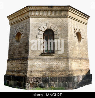 La base per il vecchio retrò nessun nome water tower è fatta di giallo di età compresa tra i mattoni. Isolato su bianco con patch Foto Stock