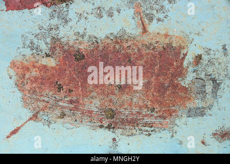 Laccato Blu superficie del cofano della vecchia auto incrinato e arrugginita. Outdoor giornata di sole in background Foto Stock