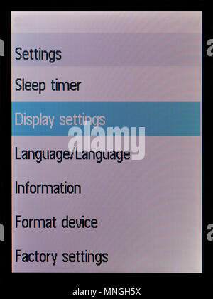 Schermo OLED di no nome audio player con il messaggio standard sulle impostazioni del display. Il rosso verde e blu di pixel e il sistema luminoso irregolare Foto Stock