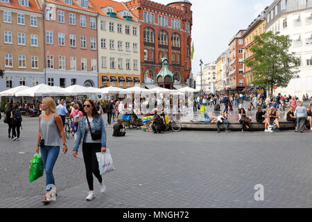 Copenhagen, Danimarca - 24 agosto 2017: persone presso la piazza Kultorvet nel centro di Copenhagen. Foto Stock