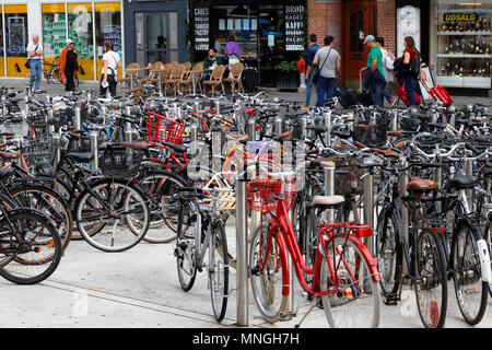 Copenhagen, Danimarca - 24 agosto 2017: Le moto sono parcheggiate in una rastrelliera per biciclette a Norreport nel centro di Copenhagen. Foto Stock