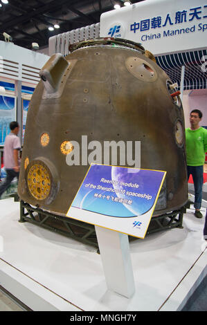 La Shenzhou-10 re-entry modulo, che ha avuto tre astronauti al Tiangong-1 stazione nel giugno 2013, al sessantaquattresimo IAC a Pechino in Cina. Foto Stock