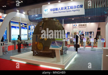 La Shenzhou-10 re-entry modulo, che ha avuto tre astronauti al Tiangong-1 stazione nel giugno 2013, al sessantaquattresimo IAC a Pechino in Cina. Foto Stock