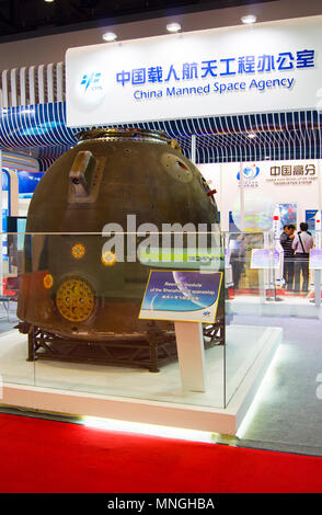 La Shenzhou-10 re-entry modulo, che ha avuto tre astronauti al Tiangong-1 stazione nel giugno 2013, al sessantaquattresimo IAC a Pechino in Cina. Foto Stock