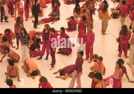 RAJNEESPURAM, OREGON, Stati Uniti d'America - Rajneeshees, seguaci di Bhagwan Shree Rajneesh, partecipare in meditazione dinamica. 1982 Foto Stock