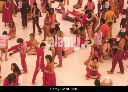 RAJNEESPURAM, OREGON, Stati Uniti d'America - Rajneeshees, seguaci di Bhagwan Shree Rajneesh, partecipare in meditazione dinamica. 1982 Foto Stock