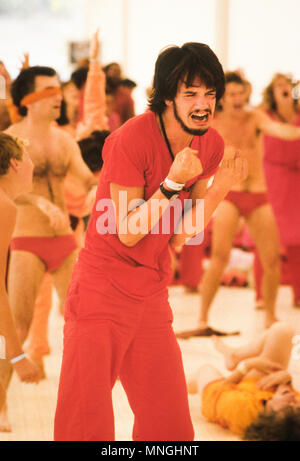 RAJNEESPURAM, OREGON, Stati Uniti d'America - Rajneeshees, seguaci di Bhagwan Shree Rajneesh, partecipare in meditazione dinamica. 1982 Foto Stock