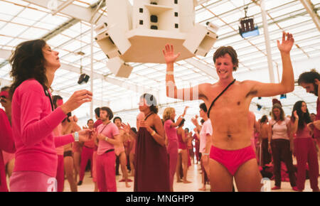 RAJNEESPURAM, OREGON, Stati Uniti d'America - Rajneeshees, seguaci di Bhagwan Shree Rajneesh, partecipare in meditazione dinamica. 1982 Foto Stock