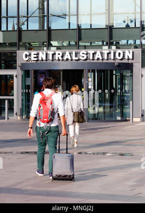 Malmo, Svezia - 23 agosto 2017: la gente cammina th la Malmo stazione centrale. Foto Stock