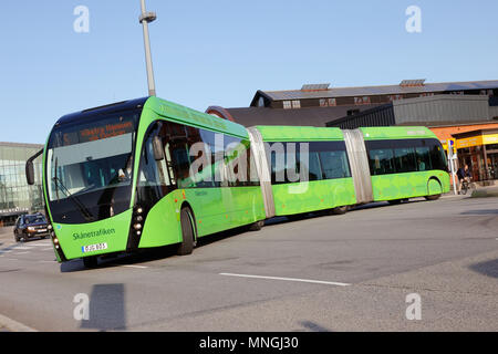 Malmo, Svezia - 23 agosto 2017: un doppio bus articolato di marca e tipo Van Hool 324H Exequicity 24 ibrido in servizio per il pubblico Skanetrafiken trans Foto Stock