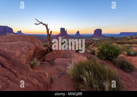 Alba alla Monument Valley, Panorama della Mitten Buttes - visto dal centro visitatori al parco tribale Navajo - Arizona e Utah, Stati Uniti d'America Foto Stock