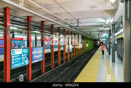 Buenos Aires, Argentina - 19 Marzo: passeggeri in attesa sulla piattaforma di Metrovias metropolitana presso la stazione di Malabia in Buenos Aires. Foto Stock