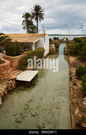 SA Séquia canale d'acqua che comunica la laguna marina di Estany Pudent e le saline con il Mar Mediterraneo (Formentera, Isole Baleari, Spagna) Foto Stock