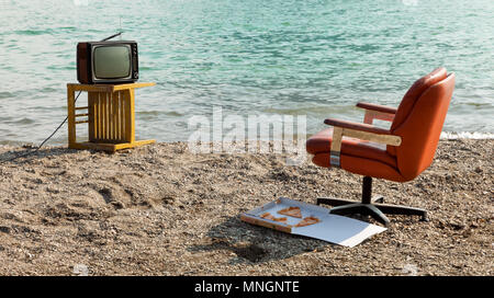 Arredamento vintage sulla riva del lago, poltrona e televisore Foto Stock