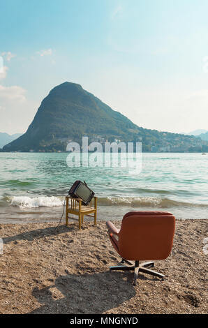 Arredamento vintage sulla riva del lago, poltrona e televisore Foto Stock