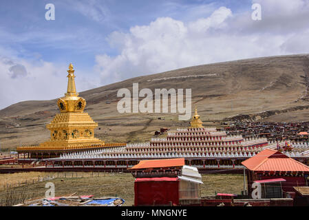 Pagoda a Yarchen Gar monastero tibetano, Sichuan, in Cina Foto Stock