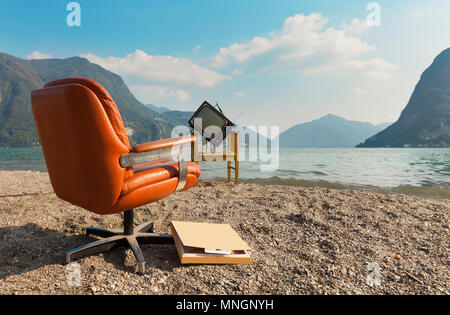 Arredamento vintage sulla riva del lago, poltrona e televisore Foto Stock