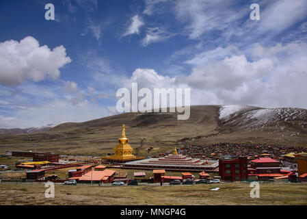 Pagoda a Yarchen Gar monastero tibetano, Sichuan, in Cina Foto Stock