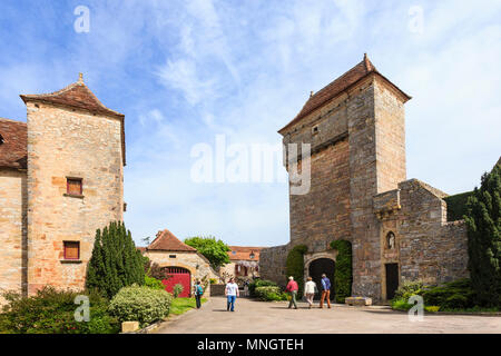 Francia, Lot, Quercy, Valle della Dordogna, Loubressac, etichettati Les Plus Beaux Villages de France (i più bei villaggi di Francia), ingresso al castello Foto Stock