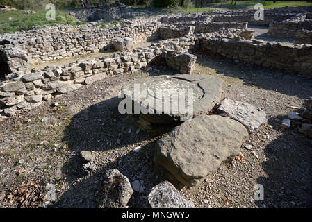 Pietra Antico Frantoio o vino Press & case distrutte in Entremont Oppidum (180-170BC), Celtic-Ligurian Capitale della Salyes, Aix-en-Provence Foto Stock