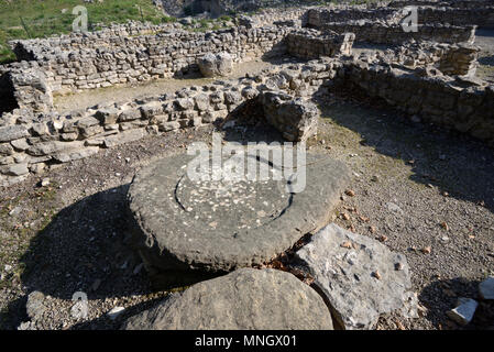 Pietra Antico Frantoio o vino Press & case distrutte in Entremont Oppidum (180-170BC), Celtic-Ligurian Capitale della Salyes, Aix-en-Provence Foto Stock