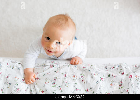 Ritratto di piccolo grazioso bambino toddler shot dal di sopra, baby boy sorridente felicemente Foto Stock