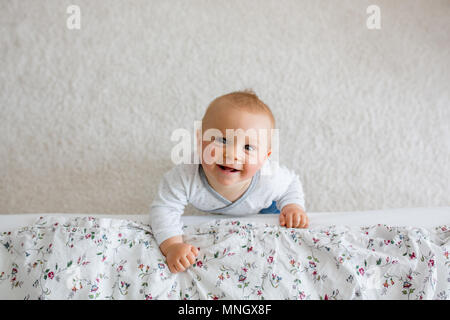 Ritratto di piccolo grazioso bambino toddler shot dal di sopra, baby boy sorridente felicemente Foto Stock