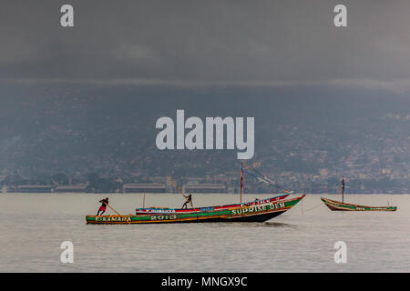 Yongoro, Sierra Leone - Giugno 04, 2013: Africa occidentale, sconosciuto pescatore con la sua barca a spiagge di Yongoro davanti al capitale della Sierra Leone, Foto Stock