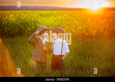 Ritratto di bambino che gioca con arco e frecce, tiro con l'arco spara una  prua al bersaglio sul tramonto Foto stock - Alamy