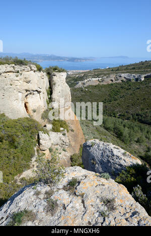 Vista verso la Ciotat da Le Bau Rous rocce sulla Route des Crêtes, Calanques National Park, La Ciotat Provenza Francia Foto Stock