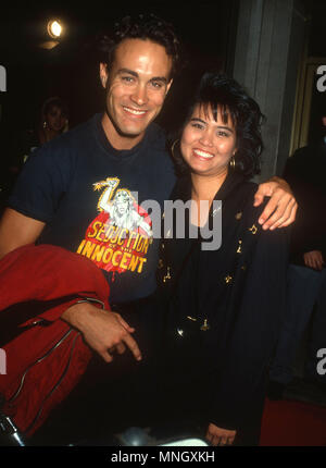 WESTWOOD, CA - 4 ottobre: Attore Brandon Lee assiste la premiere del 'contrassegnato per la morte" su ottobre 4,1990 a Mann National Theatre di Westwood, California. Foto di Barry re/Alamy Stock Photo Foto Stock