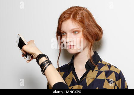 Un modello dietro le quinte Jasper Conran Autunno Inverno fashion show durante la London Fashion Week AW 2015. La Somerset House di Londra, 21 Febbraio 2015 Foto Stock