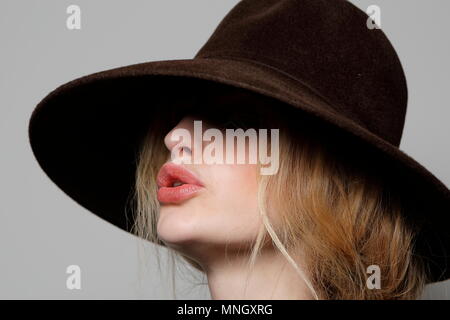 Un modello dietro le quinte Jasper Conran Autunno Inverno fashion show durante la London Fashion Week AW 2015. La Somerset House di Londra, 21 Febbraio 2015 Foto Stock