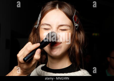 Un modello dietro le quinte Jasper Conran Autunno Inverno fashion show durante la London Fashion Week AW 2015. La Somerset House di Londra, 21 Febbraio 2015 Foto Stock