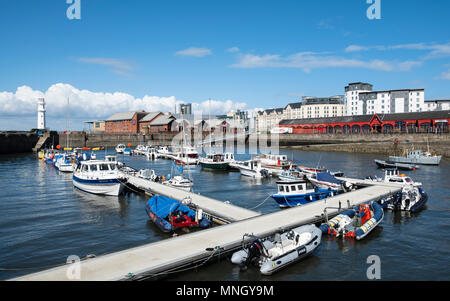 Barche nel porto sul Firth of Forth a Newhaven a Edimburgo, Scozia, Regno Unito Foto Stock