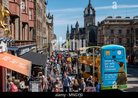 Vista lungo il Royal Mile con molti turisti e tour bus nel centro storico di Edimburgo, Scozia, Regno Unito Foto Stock