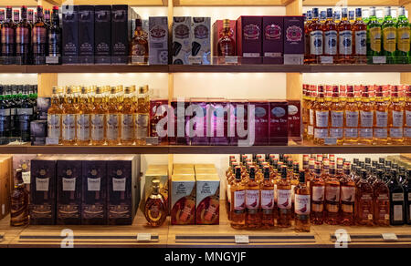 Scotch whisky in vendita nel negozio al Scotch Whisky Experience Visitor Center sul Royal Mile di Edimburgo, Scozia, Regno Unito Foto Stock