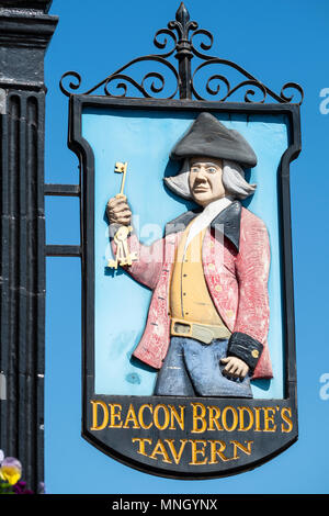 Dettaglio del cartello fuori il diacono Brodie's Tavern sul Royal Mile di Edimburgo, Scozia, Regno Unito Foto Stock