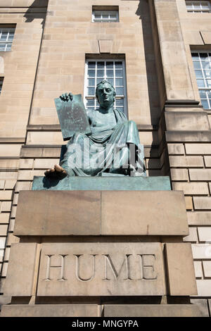 Statua del David Hume al di fuori della Alta Corte di Justiciary sul Royal Mile di Edimburgo, Scozia UK Foto Stock