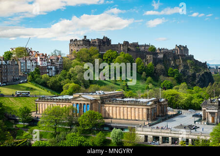 Skyline di giardini di Princes Street e il Castello di Edinburgo e la Scottish National Gallery di Edimburgo, Scozia, Regno Unito Foto Stock