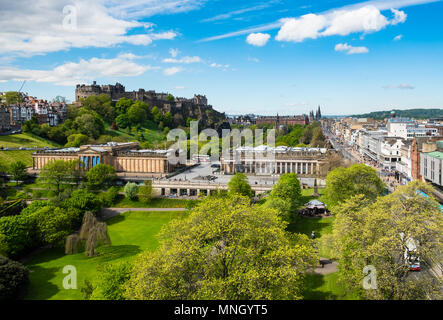 Skyline di giardini di Princes Street e il Castello di Edimburgo, la Scottish National Gallery (L) e la Royal Scottish Academy (R) a Edimburgo, Scozia, Regno Unito